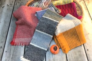 2025　あったか展11.8(土)～12.8(月)　●ノッティングの椅子敷、外村ひろさん、藤田歩さん●ホームスパンのマフラー蟻川工房、清野工房●裂き織り　佐藤多香子さん